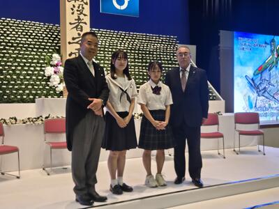 左が知事、右は遺族会会長、本校生徒のお隣は高校生の代表の生徒です